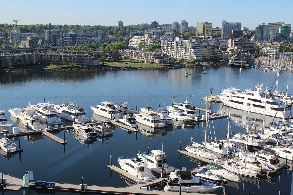 Bright living room with a stunning city view and waterfront access. - 1501 -1077 Marinaside Crescent, Vancouver Downtown