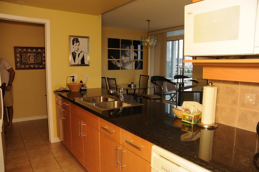 Bright kitchen with granite countertops, city view, and modern decor. - 1501 -1077 Marinaside Crescent, Vancouver Downtown