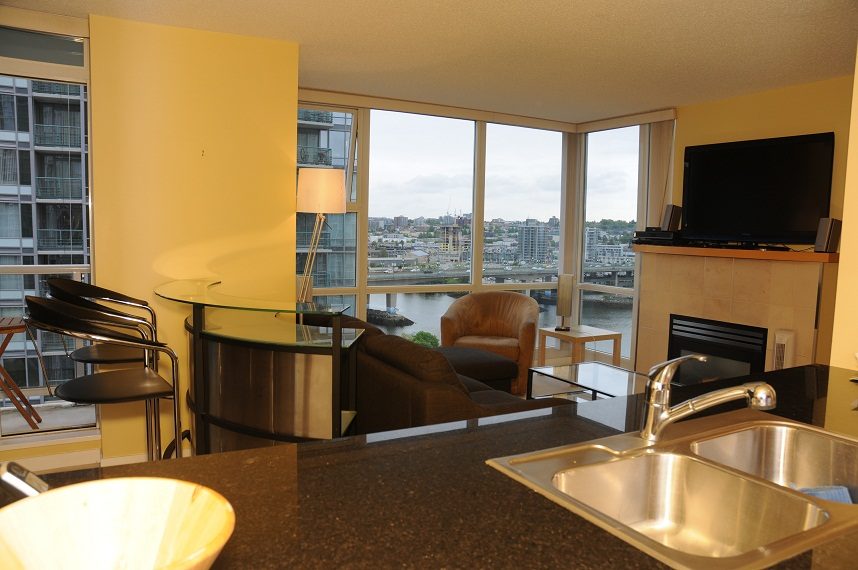 Bright kitchen with granite countertops, city view, and modern furnishings. - 1501 -1077 Marinaside Crescent, Vancouver Downtown