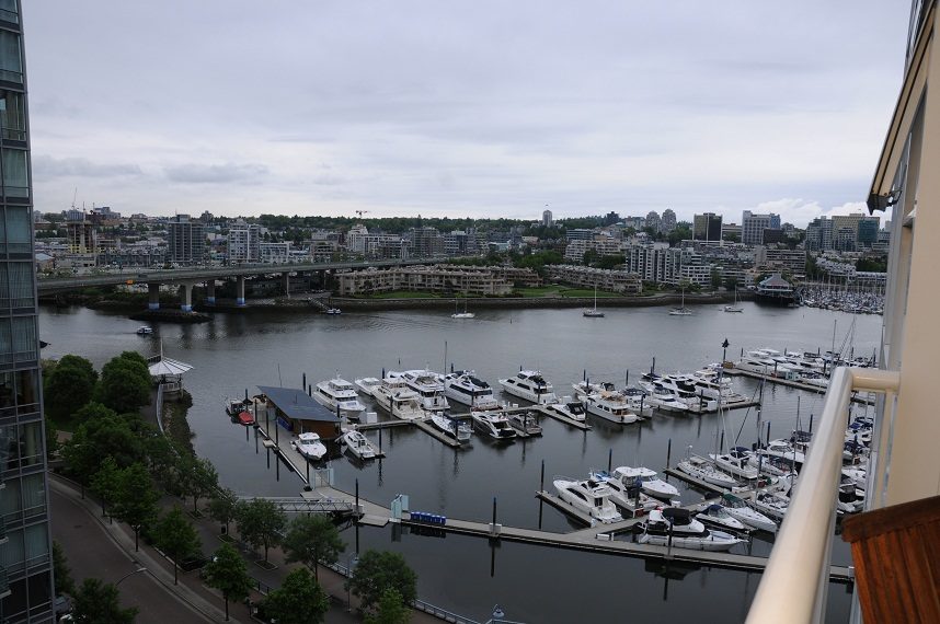 Furnished 1-bedroom + den with stunning city view and marina access. - 1501 -1077 Marinaside Crescent, Vancouver Downtown