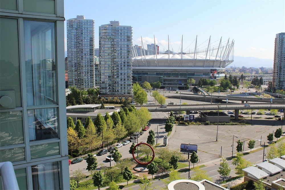 Bright living room with city view and modern furnishings. - 1501 -1077 Marinaside Crescent, Vancouver Downtown