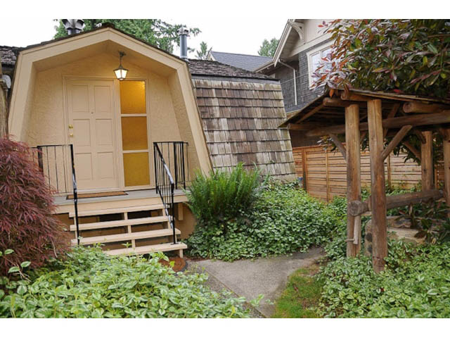 Furnished 1-bedroom cottage with cozy lighting and wooden deck. - Cottage - Sinclair Street, West Vancouver