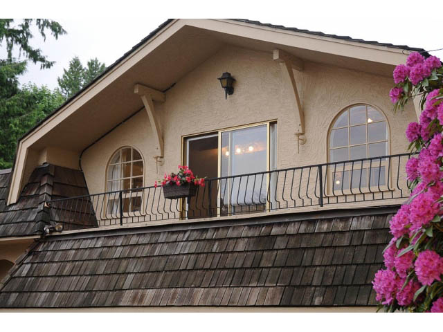 Furnished 1-bedroom suite with wooden shingles and arched windows, perfect for cozy getaways. - Cottage - Sinclair Street, West Vancouver
