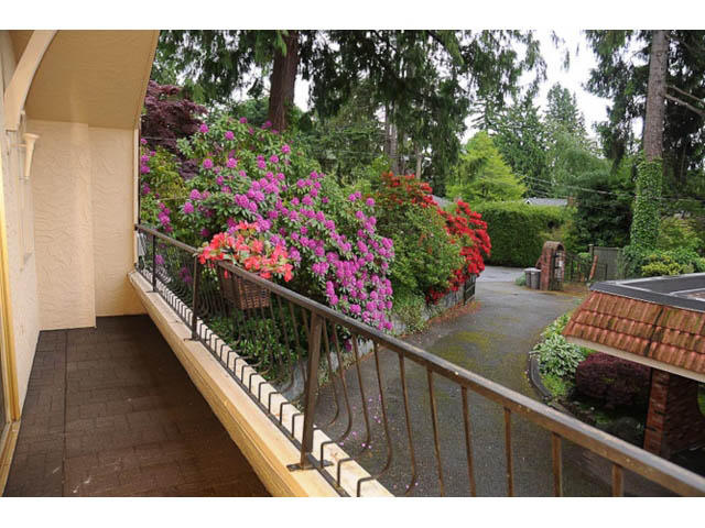 Cozy balcony with vibrant flowers and lush greenery. - Cottage - Sinclair Street, West Vancouver