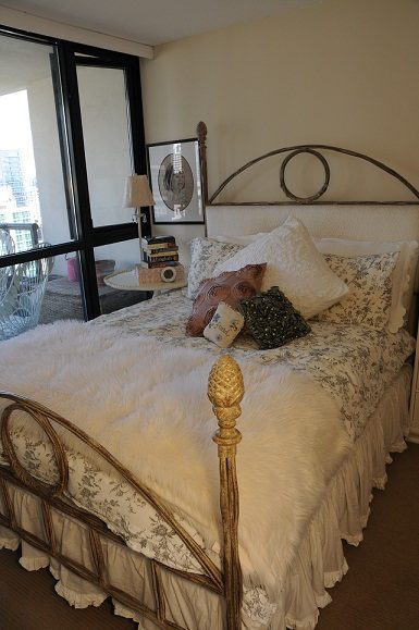 Furnished 1-bedroom + den with a cozy bed, city view, and hardwood floors. - 2605 - 928 Homer Street, Vancouver Downtown
