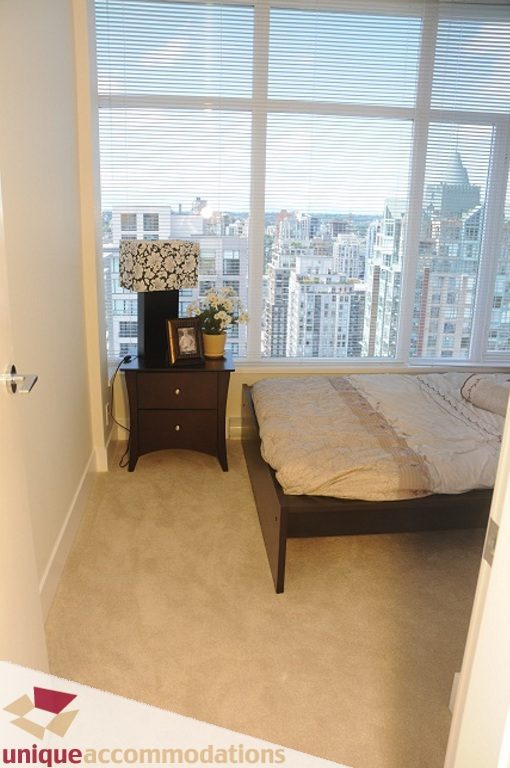 Bright bedroom with city view and modern furnishings. - 3401 - 888 Homer Street, Vancouver Downtown