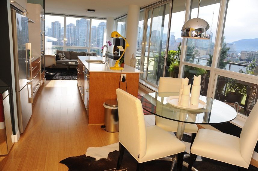 Bright kitchen with hardwood floors, city view, and modern furnishings. - 903-718 Main Street, Vancouver Downtown