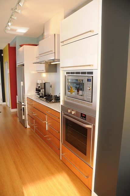 Bright kitchen with modern appliances, hardwood floors, and a city view. - 903-718 Main Street, Vancouver Downtown