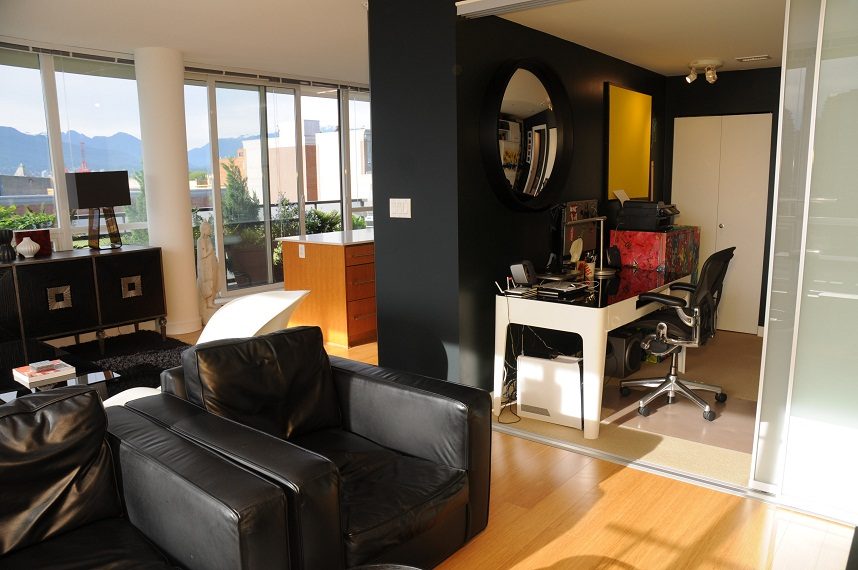 Bright living room with hardwood floors, city view, and modern furnishings. - 903-718 Main Street, Vancouver Downtown
