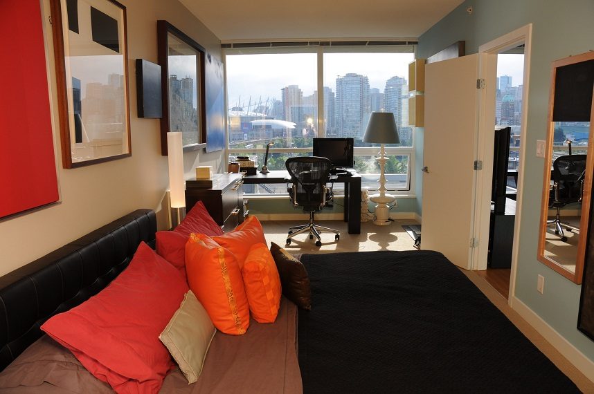 Bright living room with city view and modern furniture. - 903-718 Main Street, Vancouver Downtown