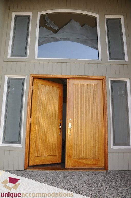 Bright entrance with wooden double doors and a mountain view above. - 4139 Citadel Court, North Vancouver