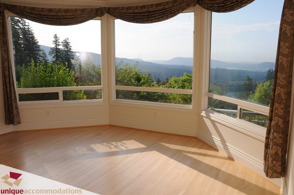 Bright sunroom with hardwood floors and stunning mountain view. - 4139 Citadel Court, North Vancouver