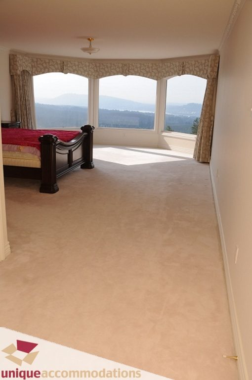 Spacious bedroom with bay window and city view. - 4139 Citadel Court, North Vancouver