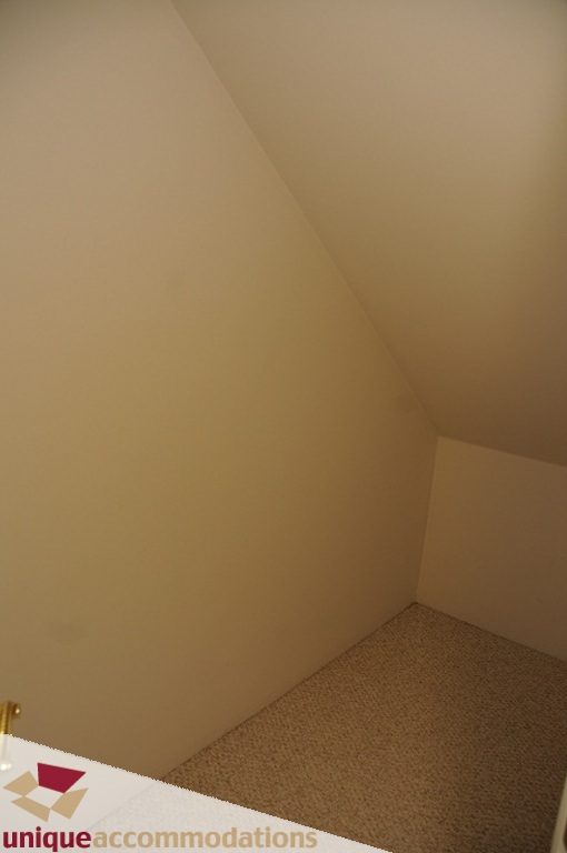 Empty bedroom with carpeted floor and plain walls. - 4139 Citadel Court, North Vancouver