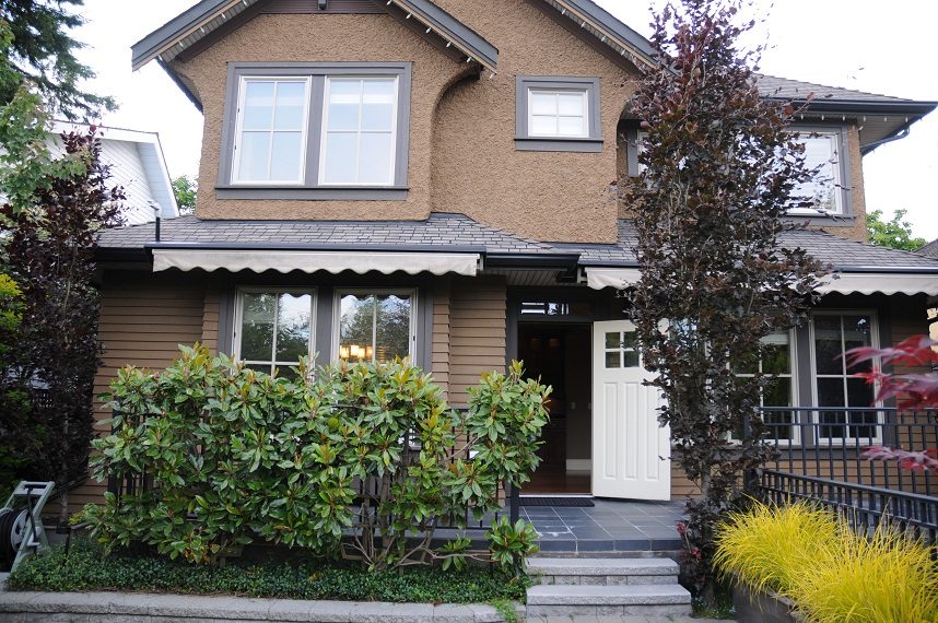 Furnished 4-bedroom + den house with cozy front porch and lush greenery. - 4104 West 12th Avenue, Vancouver West Side