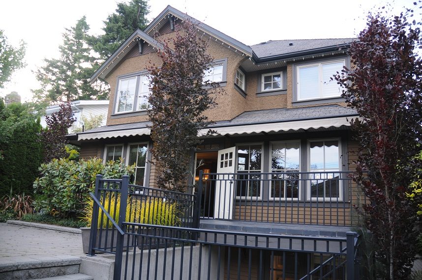 Furnished 4-bedroom + den house with a cozy balcony and city view. - 4104 West 12th Avenue, Vancouver West Side