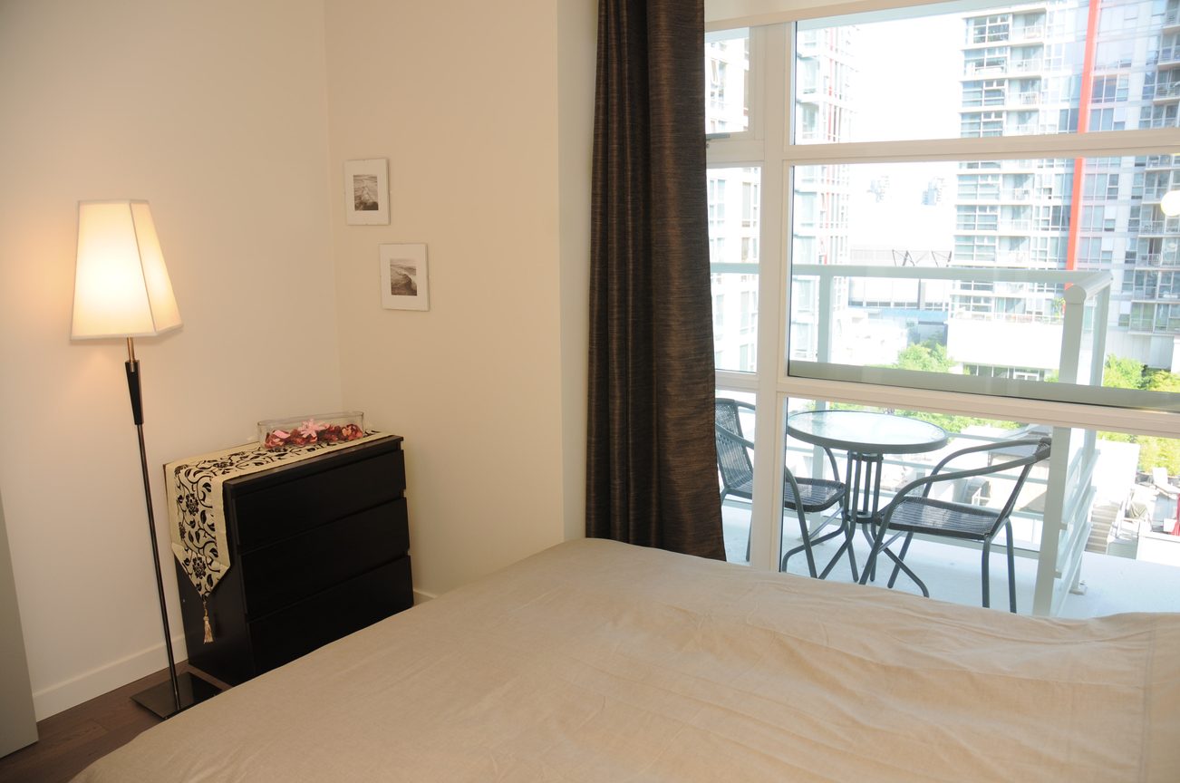 Bright bedroom with city view and modern furnishings. - 801 - 161 West Georgia, Vancouver Downtown