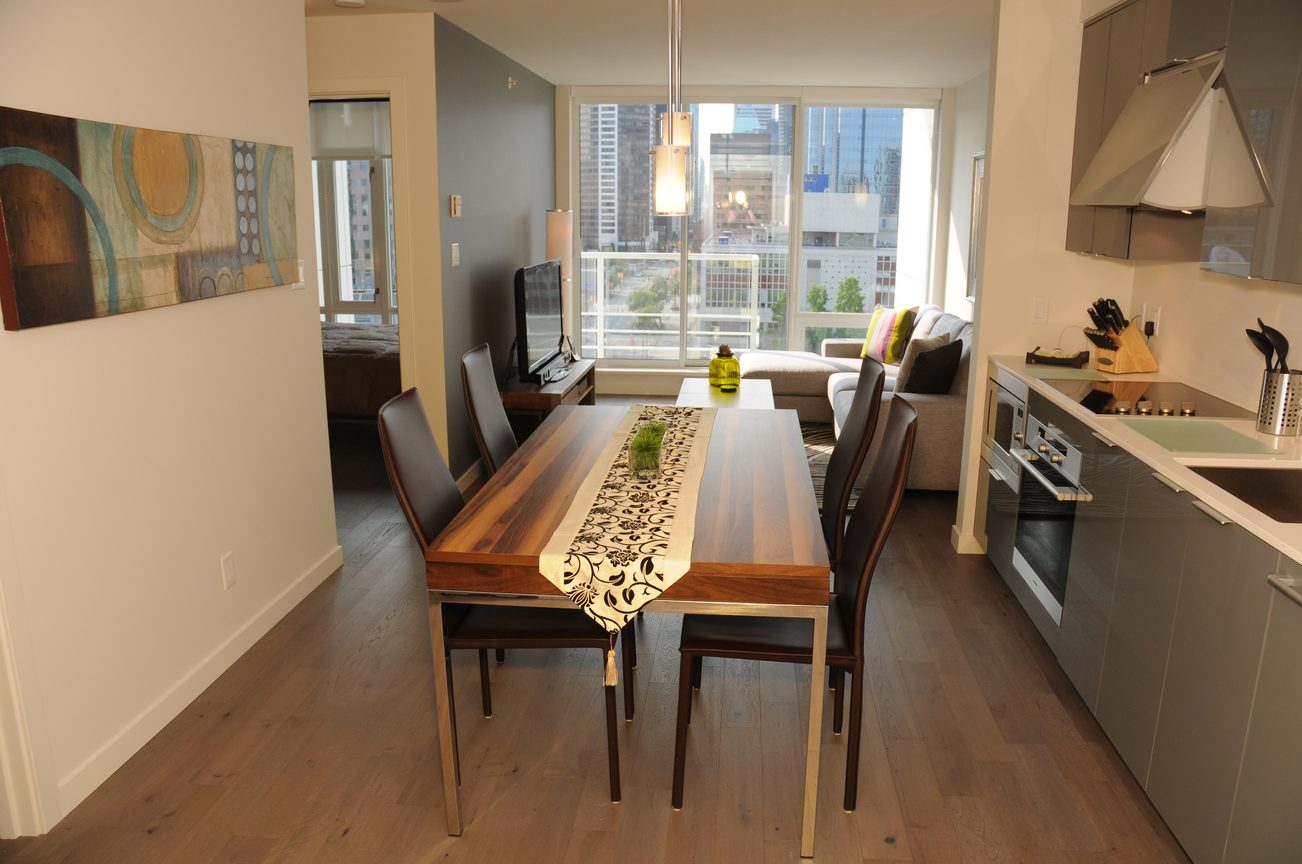 Furnished dining area with hardwood floors, city view, and modern decor. - 2009 - 161 West Georgia, Vancouver Downtown
