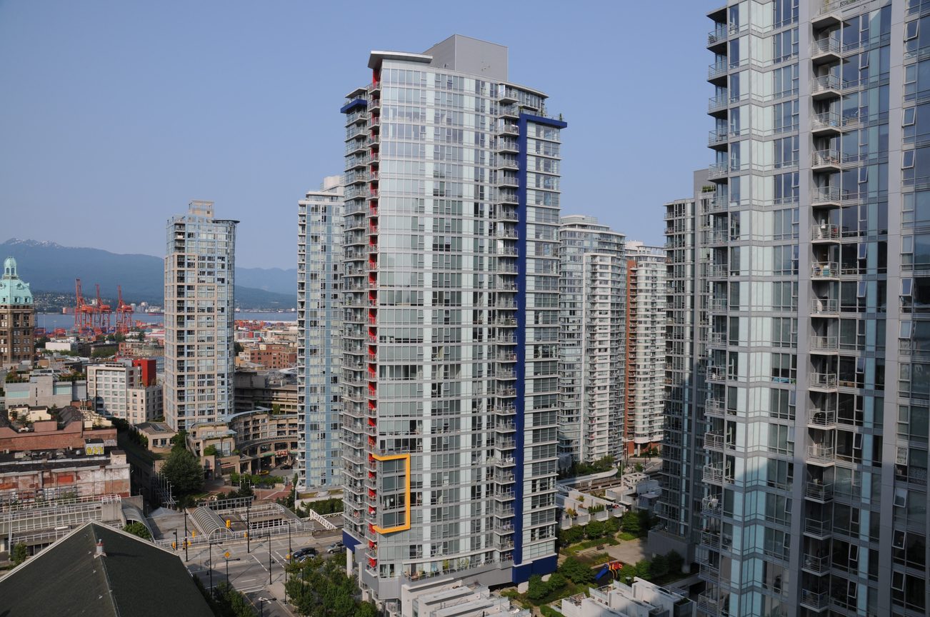 Furnished 1-bedroom + den with city view and modern furnishings. - 2201 - 161 West Georgia, Vancouver Downtown