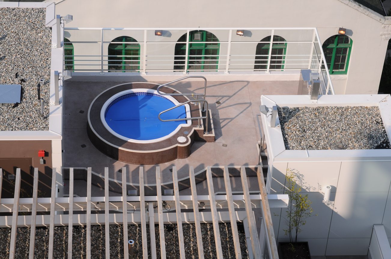 Bright rooftop patio with circular pool and pebble landscaping. - 2201 - 161 West Georgia, Vancouver Downtown