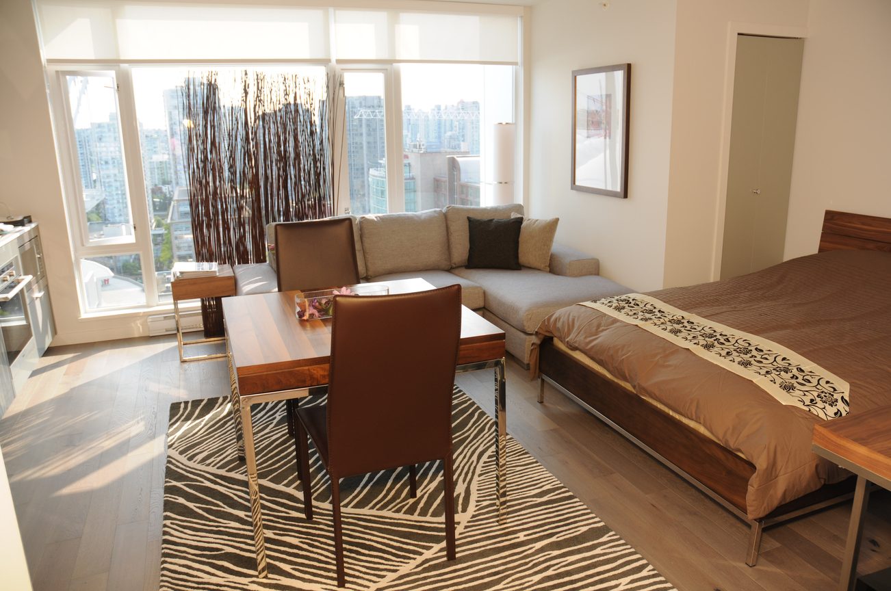 Furnished living room with hardwood floors, city view, and modern decor. - 2206 - 161 West Georgia St, Vancouver Downtown