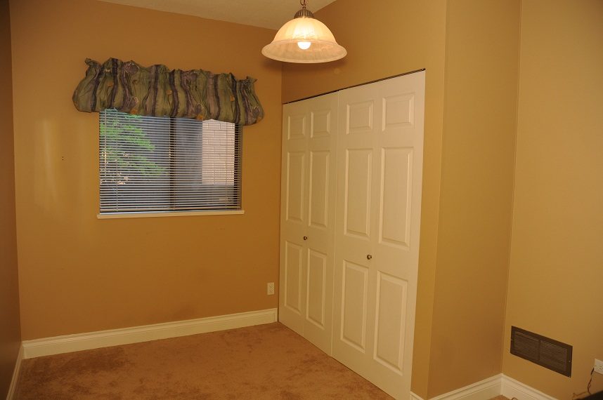 Den with carpeted floor, white closet door, and window with blinds. - 5591 Huckleberry Place, North Vancouver