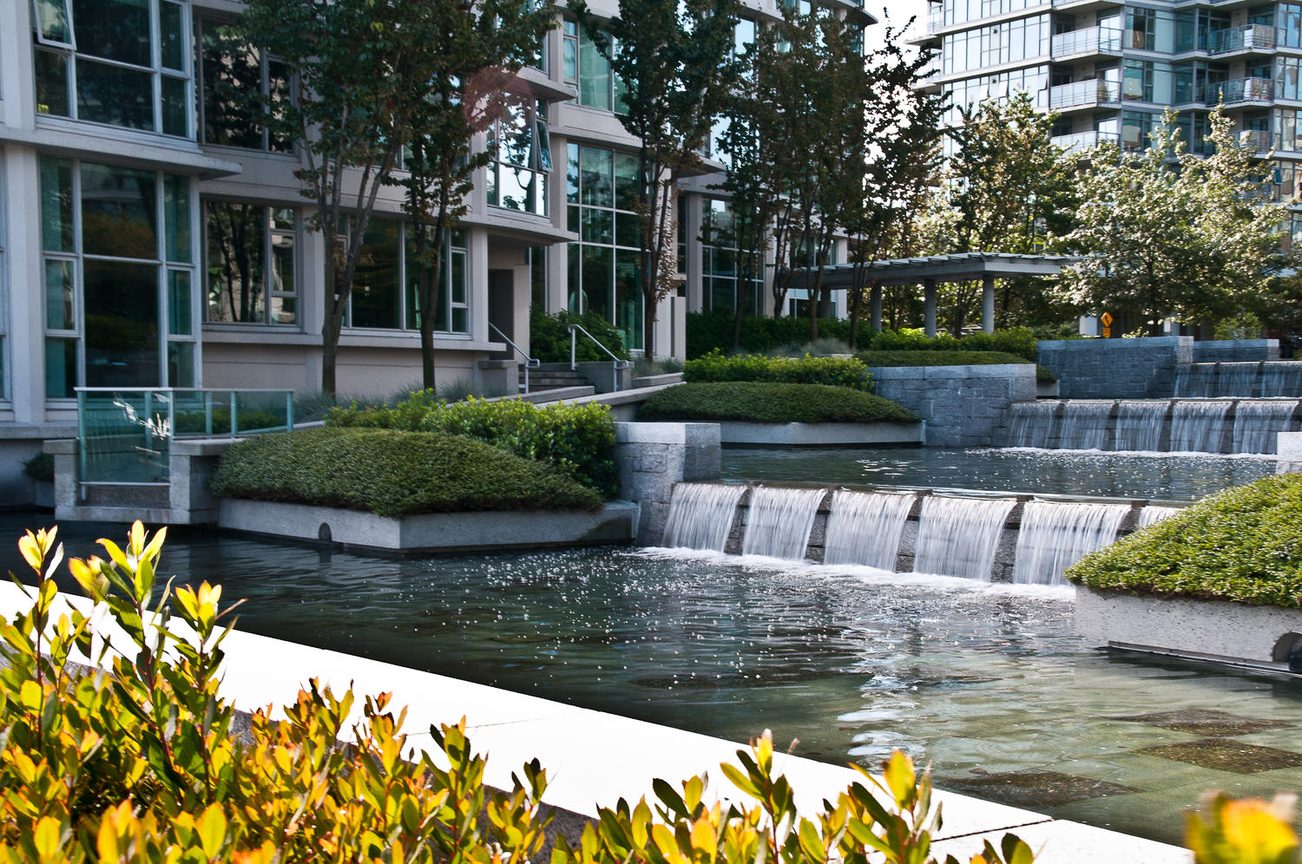 Furnished living room with modern water feature and lush greenery. - 603 - 1717 Bayshore Drive, Vancouver Downtown