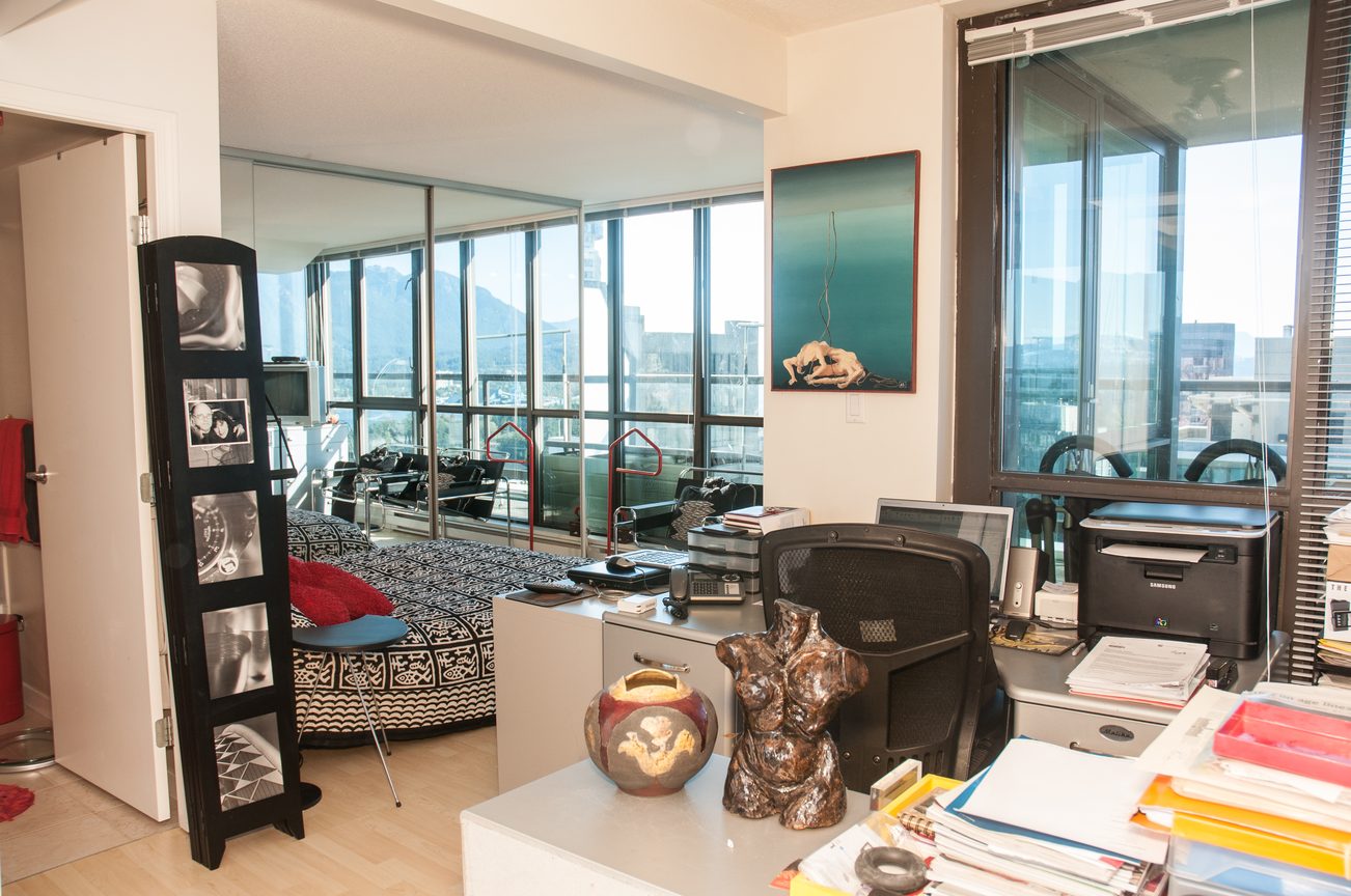 Bright living room with large windows, city view, and modern decor. - 3201 - 1331 Alberni, Vancouver Downtown