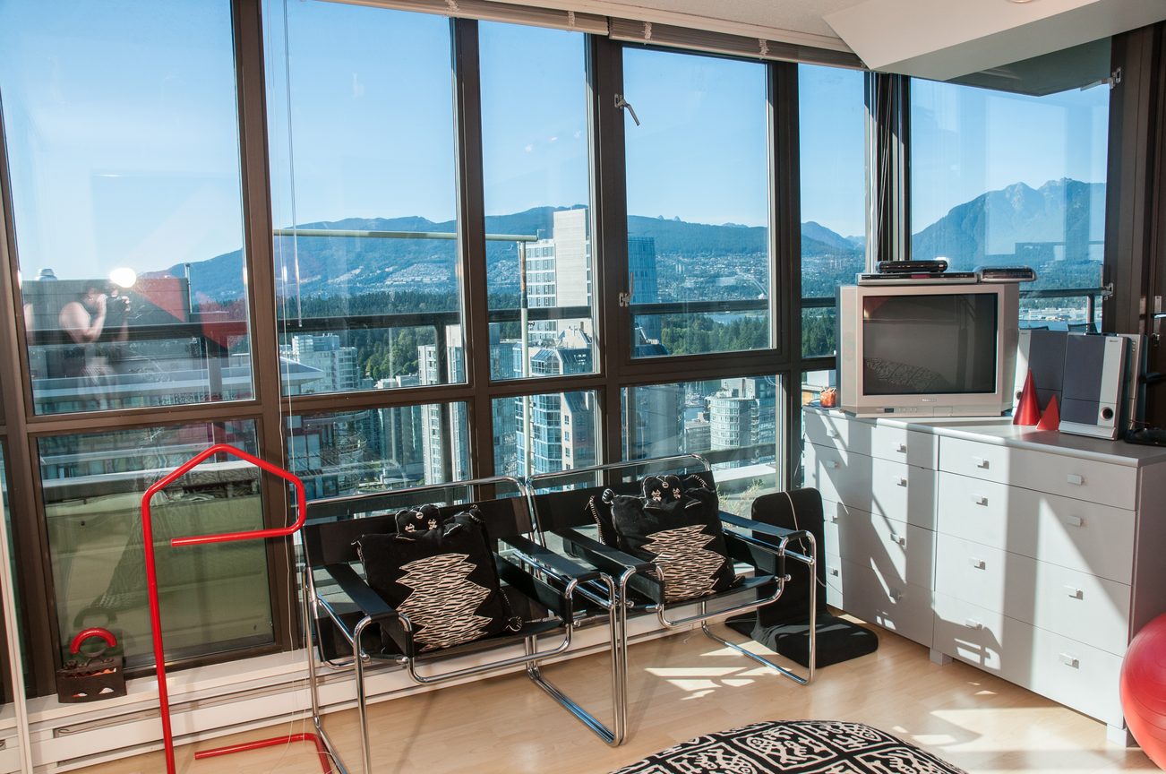 Bright living room with city view, hardwood floors, and modern furniture. - 3201 - 1331 Alberni, Vancouver Downtown