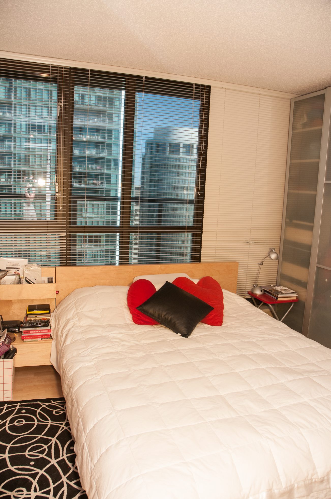 Bright bedroom with city view and modern furnishings. - 3201 - 1331 Alberni, Vancouver Downtown