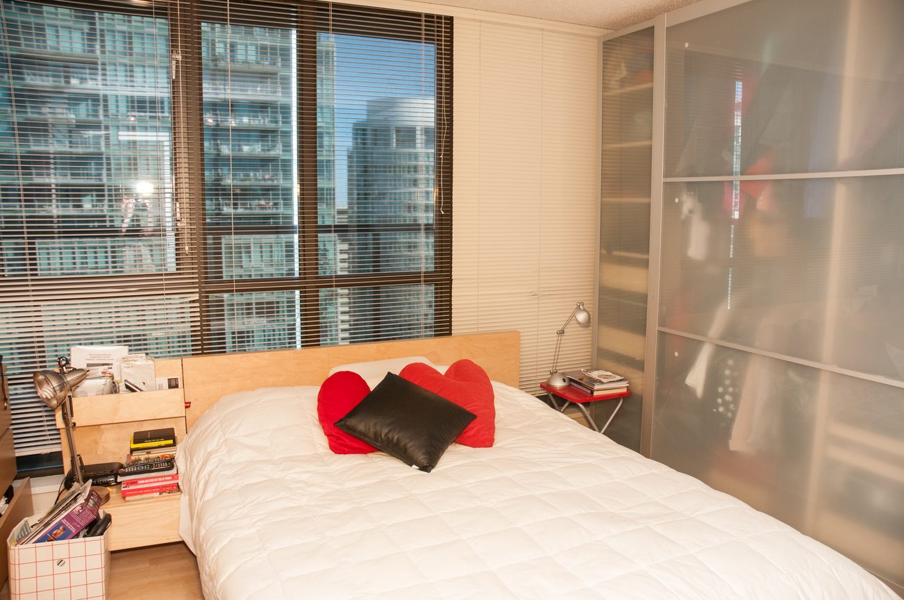 Bright bedroom with city view and modern furnishings. - 3201 - 1331 Alberni, Vancouver Downtown