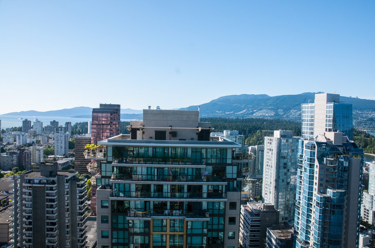 Bright living room with city view and modern furnishings. - 3201 - 1331 Alberni, Vancouver Downtown