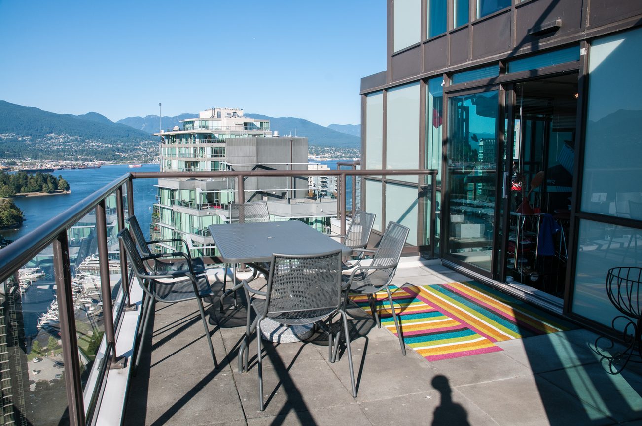 Furnished balcony with city view and colorful rug. - 3201 - 1331 Alberni, Vancouver Downtown