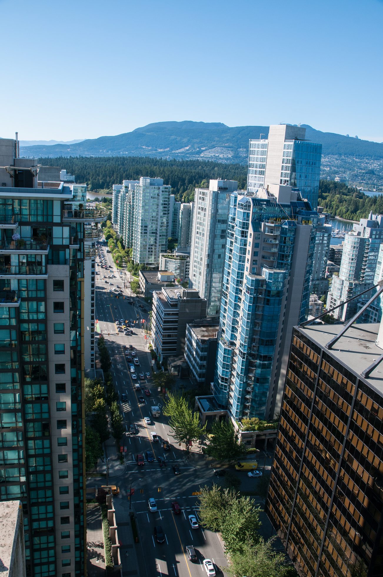 Bright living room with city view and modern furnishings. - 3201 - 1331 Alberni, Vancouver Downtown