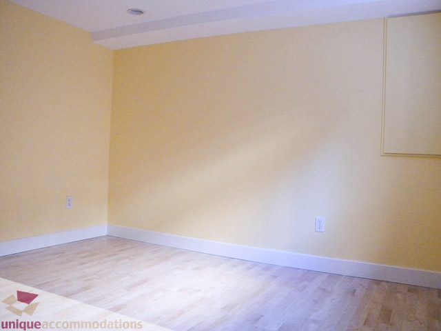 Bright living room with hardwood floors and a corner shelf. - 2885 West 34th Avenue, Vancouver West Side