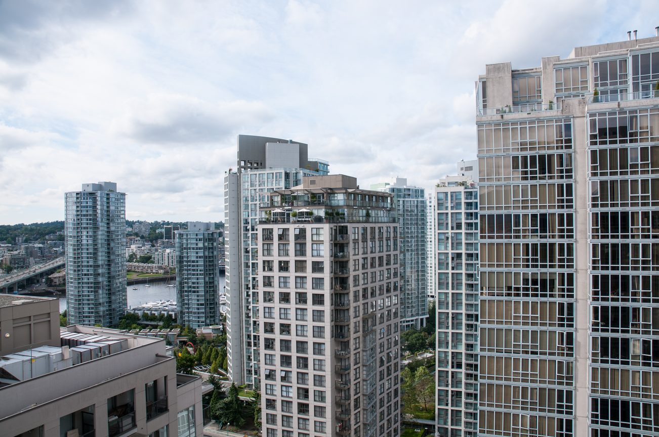 Bright living room with city view and modern furnishings. - 2702 - 930 Cambie Street, Vancouver Downtown