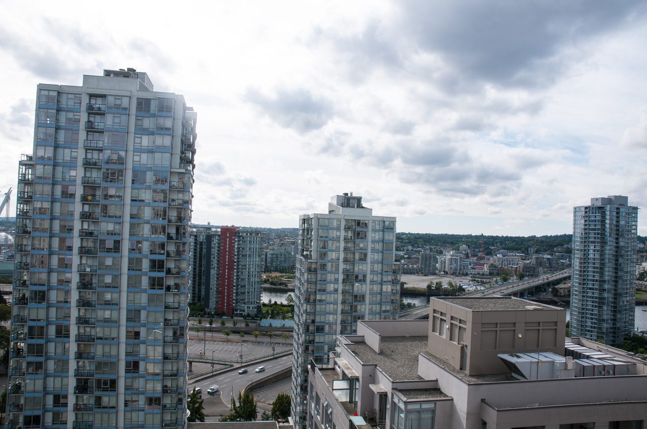 Bright living room with city view and modern furnishings. - 2702 - 930 Cambie Street, Vancouver Downtown