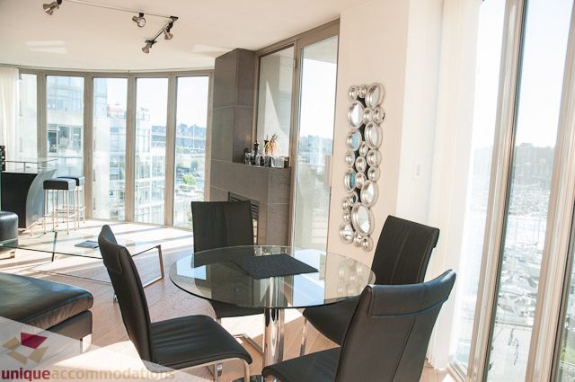 Bright living room with city view and modern furnishings. - 604-1000 Beach Avenue, Vancouver Downtown