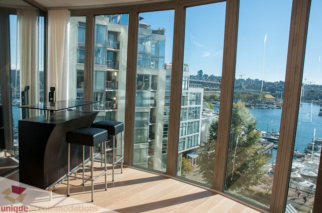 Bright living room with hardwood floors, city view, and modern furnishings. - 604-1000 Beach Avenue, Vancouver Downtown
