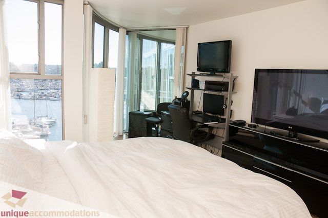 Bright living room with city view and modern furniture. - 604-1000 Beach Avenue, Vancouver Downtown