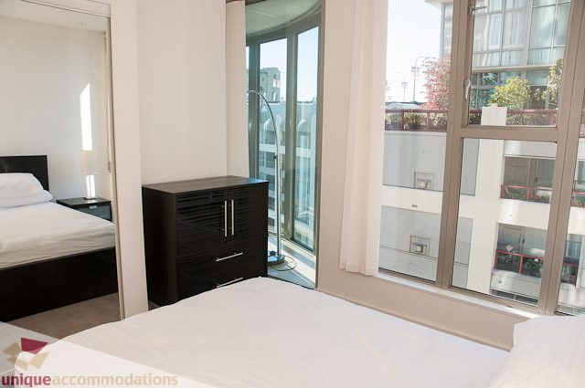 Furnished 2-bedroom condo with city view and modern decor. - 604-1000 Beach Avenue, Vancouver Downtown