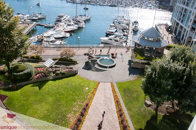 Spacious living room with a stunning city view and waterfront access. - 604-1000 Beach Avenue, Vancouver Downtown