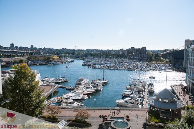 Bright living room with stunning city view and waterfront access. - 604-1000 Beach Avenue, Vancouver Downtown