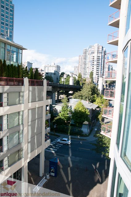 Bright living room with city view and modern furnishings. - 604-1000 Beach Avenue, Vancouver Downtown