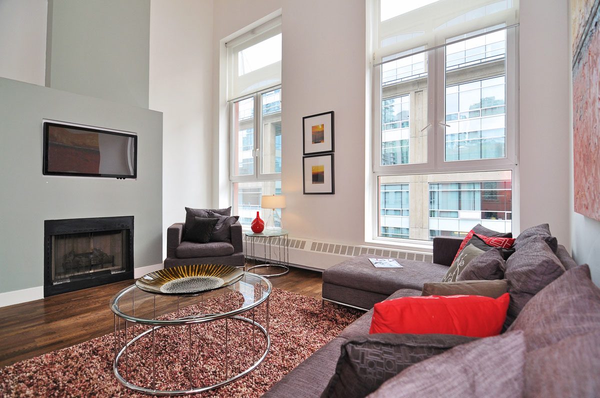 Bright living room with hardwood floors, city view, and modern furnishings. - PH5- 869 Beatty St., Vancouver Downtown