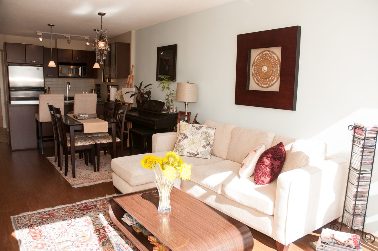Bright living room with hardwood floors, modern decor, and a cozy sofa. - 1405-1155 Seymour Street, Vancouver Downtown