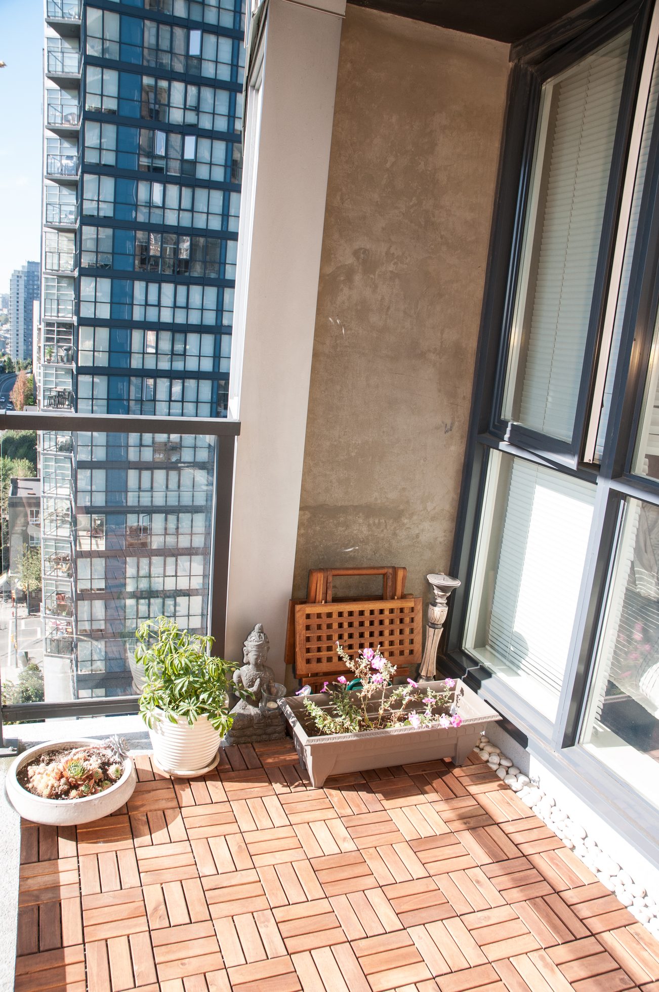 Furnished balcony with wooden flooring, potted plants, and city view. - 1405-1155 Seymour Street, Vancouver Downtown