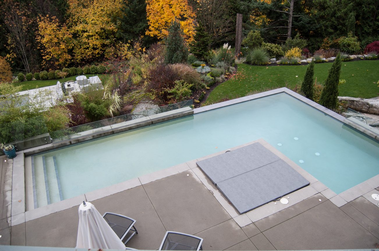Spacious backyard with modern pool and lush garden. - 4454 Regency Place, West Vancouver