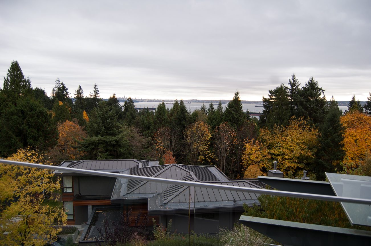 Bright living room with city view and modern furnishings. - 4454 Regency Place, West Vancouver