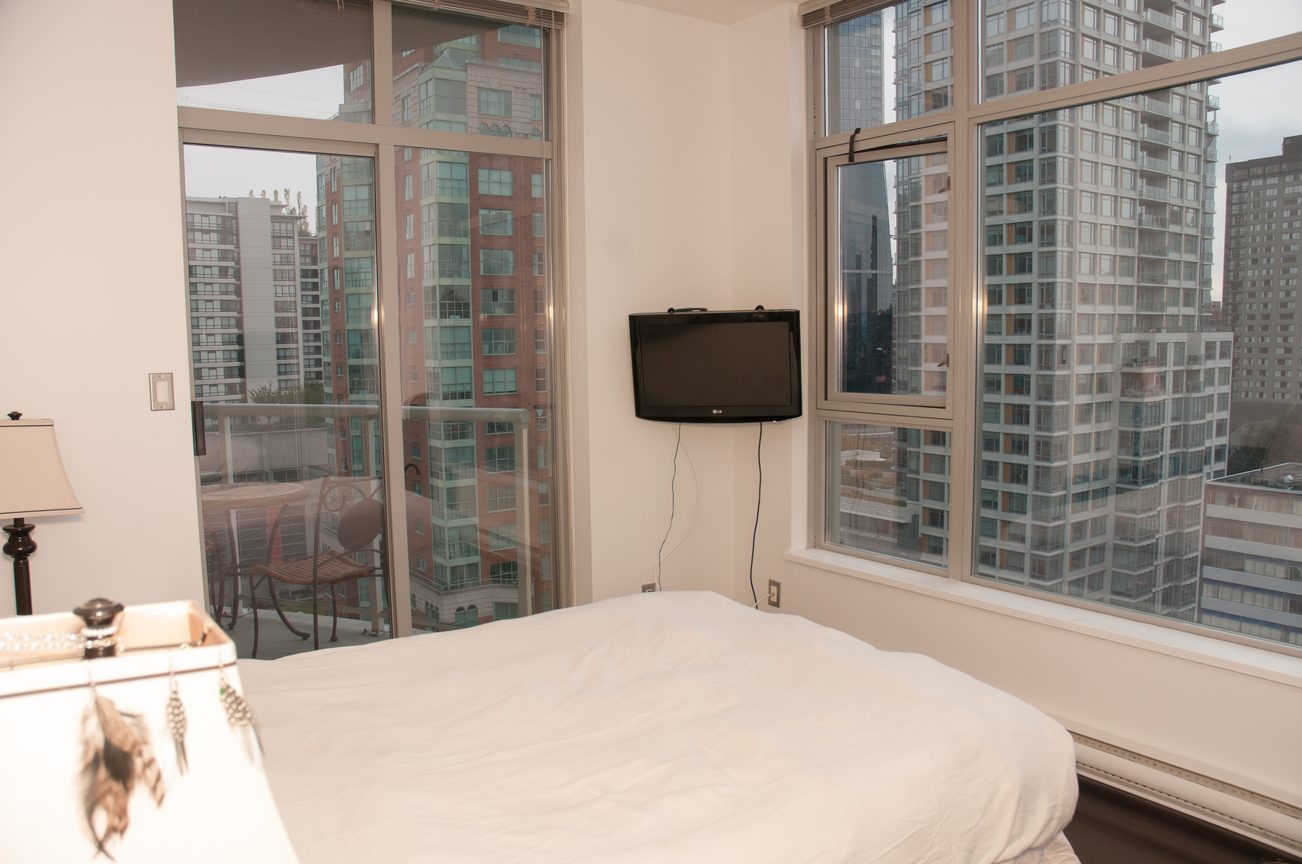 Furnished 1-bedroom condo with city view and modern decor. - 1406-1050 Smithe, Vancouver Downtown